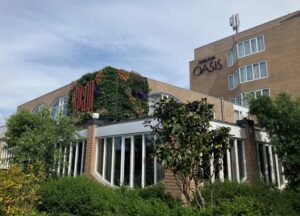Groene gevel hotel BIZ Halfweg-Molenwatering